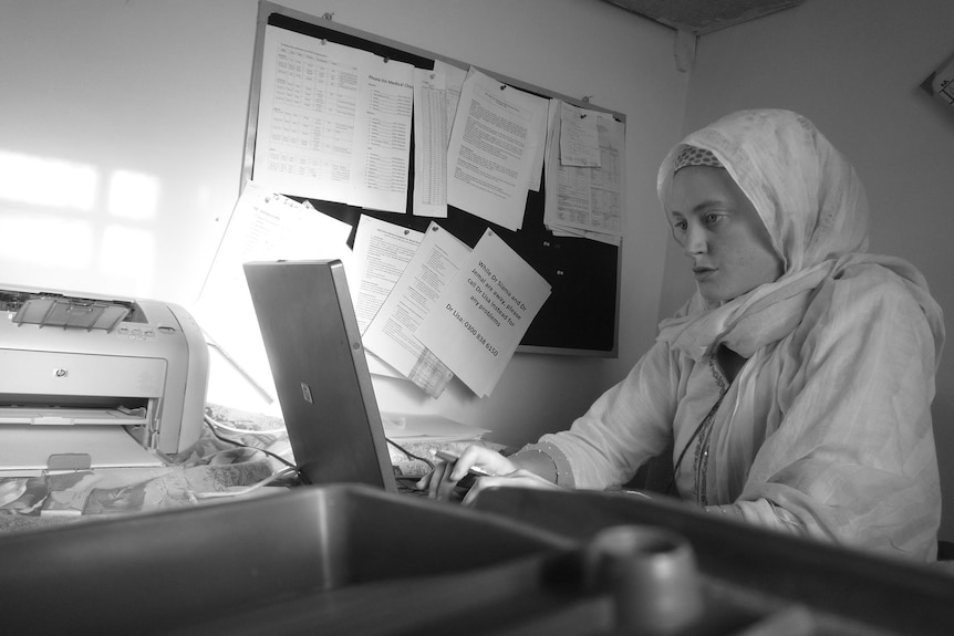 Dr Lisa Searle at work for Médecins Sans Frontières.